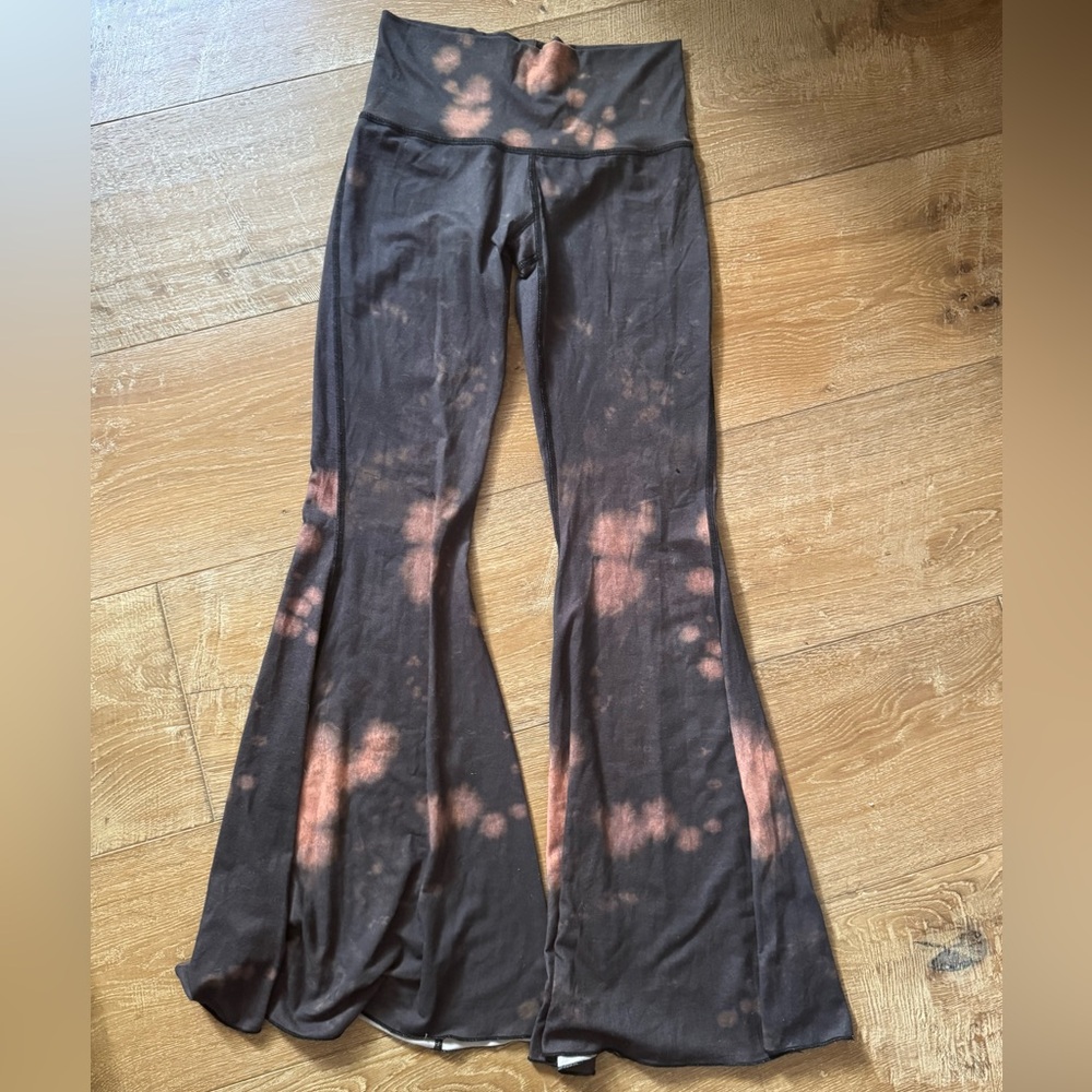 Teeki size small feather print flare leggings - Picture 2 of 3